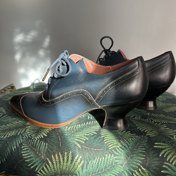 The Londoner by American Duchess oxford leather shoe. Size 7 Navy. Barely worn. - Picture 2 of 8